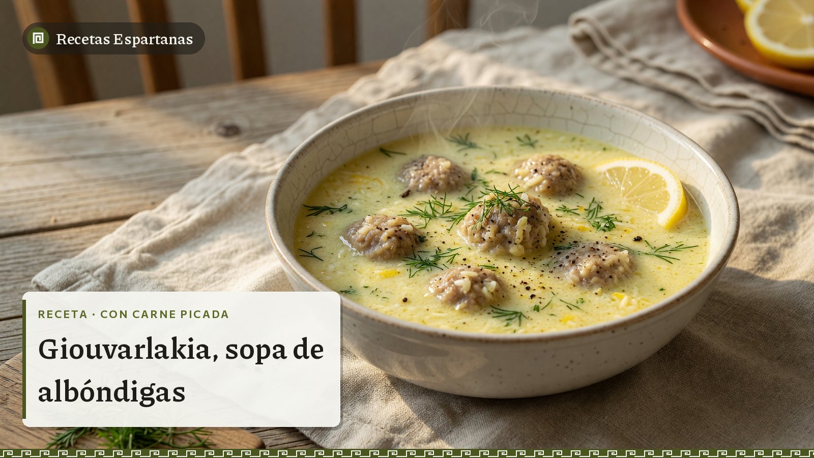 Cuenco de sopa de albóndigas y arroz con huevo y limón, imagen de la receta de Giouvarlakia
