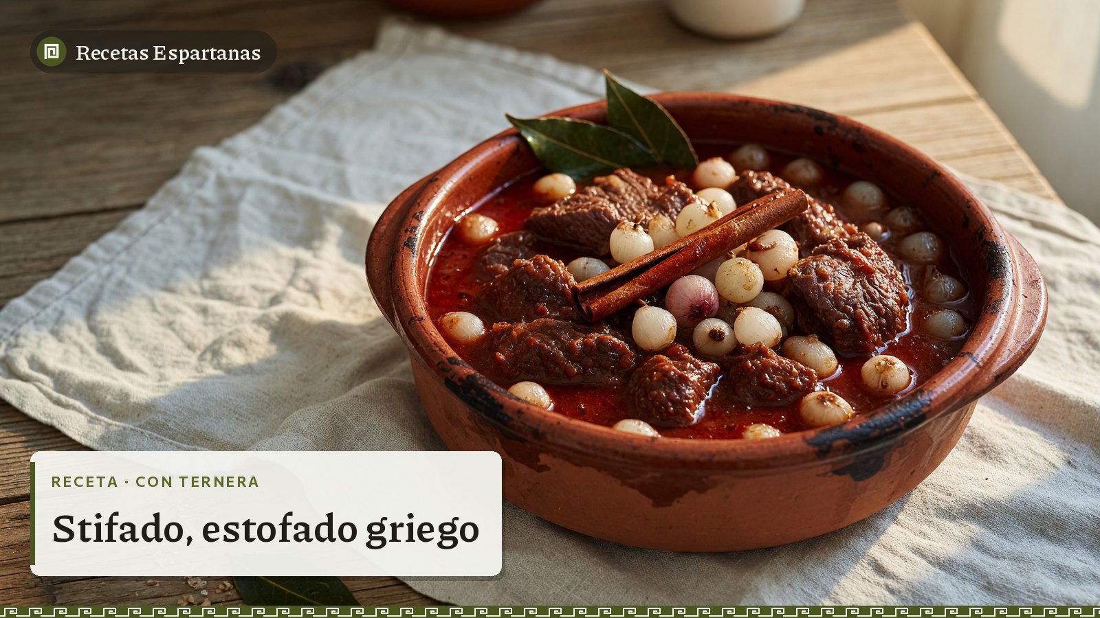 Estofado de ternera con cebollitas en una cazuela de barro, imagen de la receta de Stifado